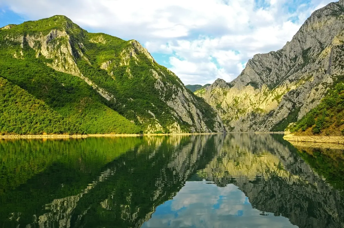 Albanië is zo prachtige met de vele meren en bergketens